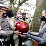 Gelar Operasi Keselamatan Semeru 2022, Polresta Malang Kota Bagikan Helm