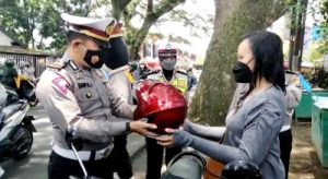Gelar Operasi Keselamatan Semeru 2022, Polresta Malang Kota Bagikan Helm
