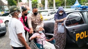 Kapolsek Klojen Kota Malang Bantu Operasi Katarak Seorang Lansia Sebatang Kara