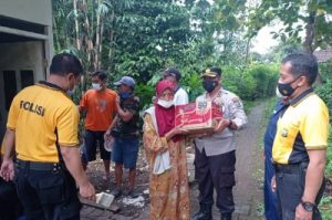 Polsek Sukun Kota Malang bersama Warga Dirikan Rumah Lansia