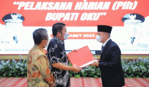 Gubernur Sumsel Memberikan Mandat Teddy Sebagai Plh Bupati OKU