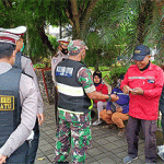 Sapa Warga dan Wisatawan, Tim Pamor Keris Polres Batu Bagi Masker