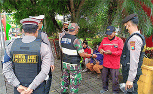 Sapa Warga dan Wisatawan, Tim Pamor Keris Polres Batu Bagi Masker