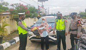 Bagikan Minyak Goreng, Handsanitaser dan Masker Kepada Pengendara yang Mentaati Peraturan Lalu Lintas