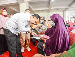 Wali Kota Eri Cahyadi Turun Langsung Bagikan BLT Minyak Goreng dari Kemensos