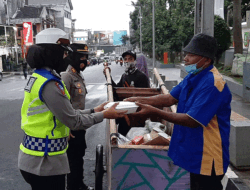Polwan Polres Sukabumi Kota Bagikan Takjil Disela Patroli Prokes