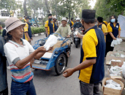 Komunitas Sedulur Imam Bubutan Berbagi Takjil di Jalan Raya Dupak, Surabaya