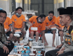 Jalin Keakraban Bulan Ramadhan, Kapolrestabes Surabaya Buka Puasa Bersama Tahanan