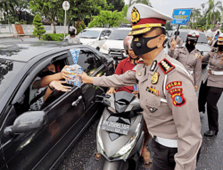 Sambil Berbagi Takjil, Dirlantas Imbau Masyarakat Tertib Berlalu Lintas