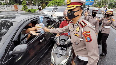 Sambil Berbagi Takjil, Dirlantas Imbau Masyarakat Tertib Berlalu Lintas