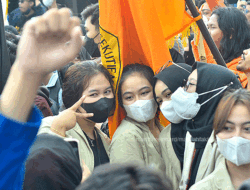 Berita Foto : Pose Cakep Para Mahasiswi di Tengah Unjuk Rasa