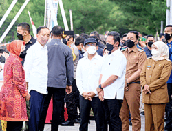 Presiden Jokowi Tinjau dan Bagikan BLT di Kampung Nelayan Bulak Surabaya