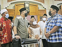 Selama Ramadhan, Wali Kota Eri Cahyadi Salat Tarawih di 31 Kecamatan se-Surabaya