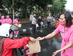 Ketua Bhayangkari Batu Didampingi Kasatlantas Polres Batu Bagikan Ratusan Takjil Gratis