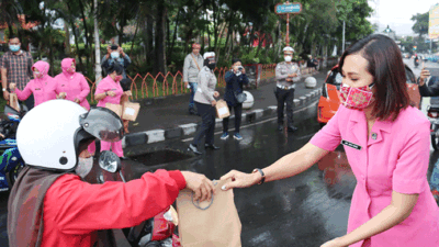 Ketua Bhayangkari Batu Didampingi Kasatlantas Polres Batu Bagikan Ratusan Takjil Gratis