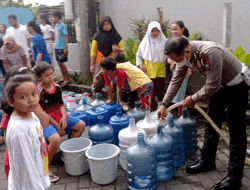 Satlantas Polresta Malang Kota Salurkan Dua Tanki ke Warga Terdampak Krisis Air Bersih