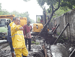 Cegah Genangan, Pemkot Surabaya Keruk Saluran Air Jalan Dupak Rukun dan Tanjung Sari