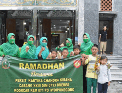Persit KCK Cabang XXIII Kodim 0713/Brebes Bagikan Takjil di Depan Masjid Agung 