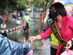 Peringati Hari Kartini, Polwan Polres Batu Kenakan Kebaya saat Bagikan Takjil