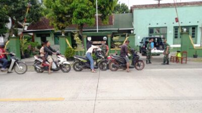 Koramil 09/Tonjong, Brebes, Berbagi 100 Kotak Takjil di Depan Makoramil