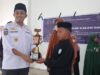 Camat Kahu, Bone Serahkan Piala Juara Umum Festival Anak Saleh