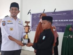 Camat Kahu, Bone Serahkan Piala Juara Umum Festival Anak Saleh