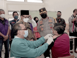 Wakpolda Jatim Tinjau Vaksinasi Massal di Polkesma Kota Malang