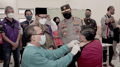 Wakpolda Jatim Tinjau Vaksinasi Massal di Polkesma Kota Malang
