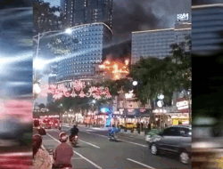 TP 5 Surabaya Terbakar, 10 Unit dan Tiga Bronto Skylift Dikerahkan ke Lokasi