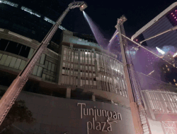 Berita Foto : Tunjungan Plaza 5 Surabaya Terbakar