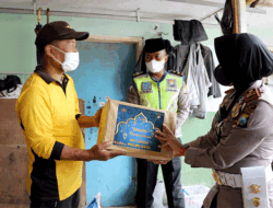 Terdampak Angin Kencang, Satlantas Polres Batu Salurkan Bantuan ke Warga Tulungrejo