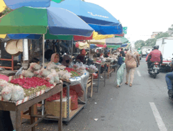 Semerbak Harum Rupiah Penjual Bunga Tabur di Makam Tembok Gede, Surabaya