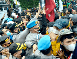 Diwarnai Saling Dorong, Ribka Tjiptaning Temui Massa Aksi Kota Sukabumi