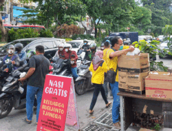 Bulan Ramadhan, Freddy Tjandra Salurkan Nasi Gratis ke Warga Surabaya