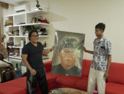 Apresiasi Karya Seniman Muda, Bupati Giri Prasta Terima Lukisan Siswa SMKN 1 Sukawati