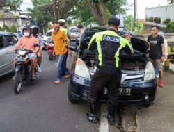 Tim Urai Polres Batu Tanggap Atasi Kendaraan Mogok di Tengah Jalan
