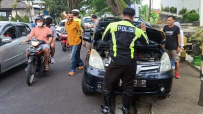 Tim Urai Polres Batu Tanggap Atasi Kendaraan Mogok di Tengah Jalan