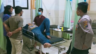 Laka Lantas Tunggal, Anggota Piket Polsek Pujut, Lombok Tengah Evakuasi Korban