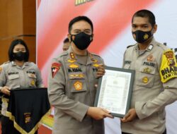 Kapolda Riau Irjen M. Iqbal Berikan Penghargaan ke Bhabinkamtibmas Berprestasi