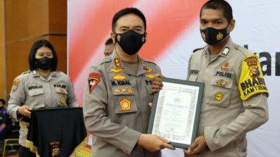 Kapolda Riau Irjen M. Iqbal Berikan Penghargaan ke Bhabinkamtibmas Berprestasi