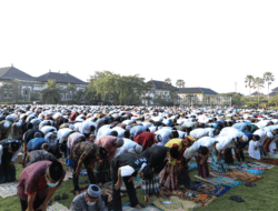 Pasca Pandemi, Umat Muslim Laksanakan Lagi Shalat Ied di Lapangan Puspem Badung