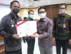 Penyerahan Penghargaan Kepatuhan Pelayanan Publik, Sekda Badung Berharap Tingkatkan Kualitas