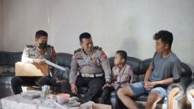 Keluarga dan Korban Laka Lantas Terima Bantuan dari Satlantas Polres Ponorogo