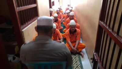 Tahanan Polres Magetan Istiqomah Laksanakan Sholat Berjamaah, Upaya Tingkatkan Iman dan Taqwa