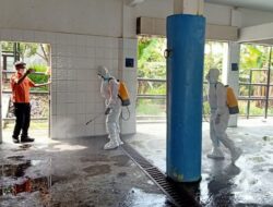 Polres Batu bersama BPBD Semprotkan Disinfektan di RPH dan Pasar Hewan