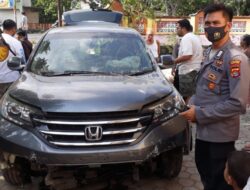 Sebuah Minibus Hantam Tembok Sekolah di Lombok Tengah, Begini Kondisi Pengemudi