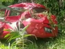 Sebuah Minibus Ditabrak Kereta Api di Perlintasan Tanpa Palang Pintu, Lampung Utara