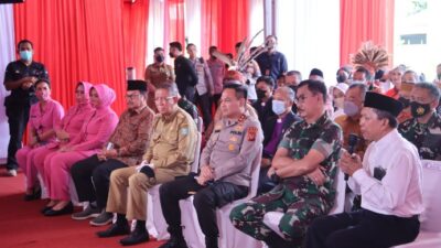 Penyaluran Bansos Serentak Dilakukan Kapolda Kalbar Didampingi Pangdam XII/Tpr