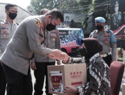 Gunakan Kendaraan Dinas Polresta Malang Kota, Kombes Pol Buher Salurkan Bansos