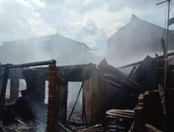 Warga Sekitar Pasar Prabumulih, Sumsel, Berjibaku Padamkan Kebakaran